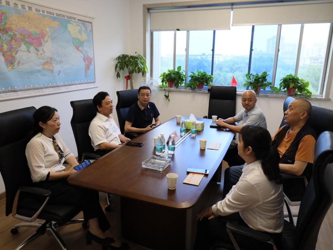 湖南農(nóng)業(yè)集團(tuán)黨委委員、副總經(jīng)理陳根榮走訪(fǎng)慰問(wèn)困難黨員